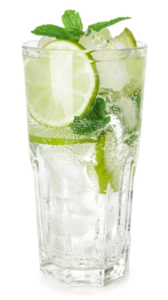 Glas av färsk mojito på vit bakgrund — Stockfoto