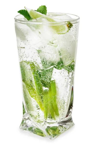 Vaso de mojito fresco sobre fondo blanco — Foto de Stock