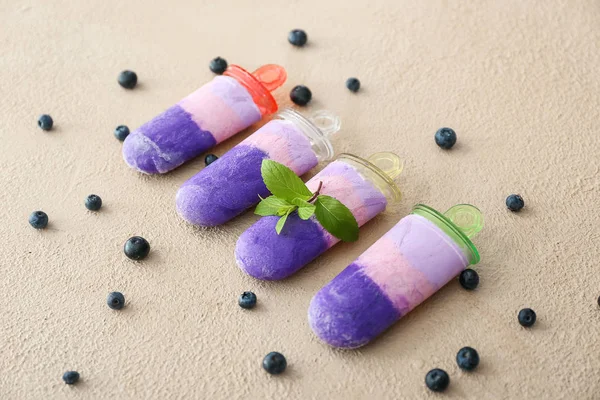 Tasty blueberry ice cream on color background — Stock Photo, Image