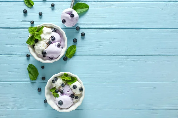 Lezzetli yaban mersinli dondurmalar masada.