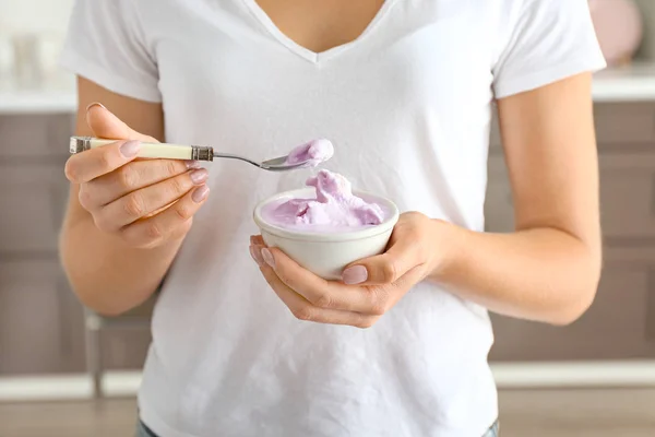 Wanita makan es krim blueberry lezat di dapur — Stok Foto