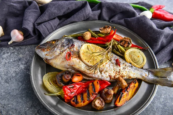 Assiette avec poisson dorado préparé et légumes sur la table — Photo