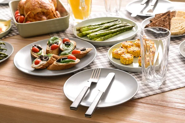 Conjunto de mesa para cena familiar grande — Foto de Stock