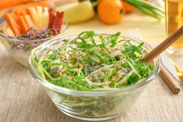 Tigela com salada saborosa na mesa — Fotografia de Stock