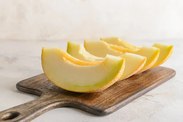 Slices of tasty melon on wooden board — Stock Photo, Image