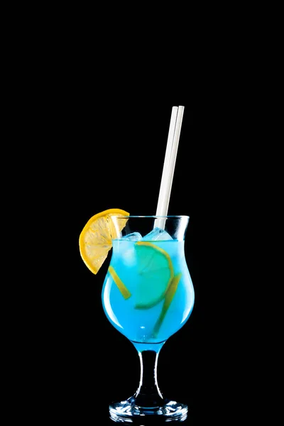 Glass of tasty summer cocktail on dark background — Stock Photo, Image