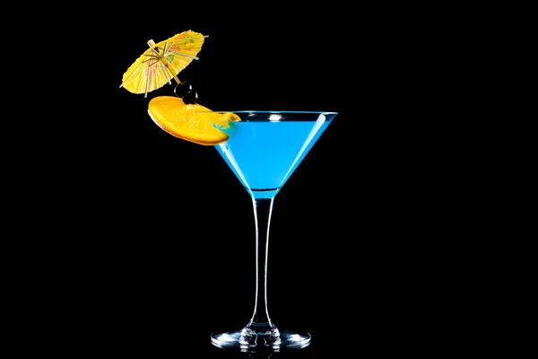Стакан вкусного летнего коктейля на тёмном фоне — стоковое фото