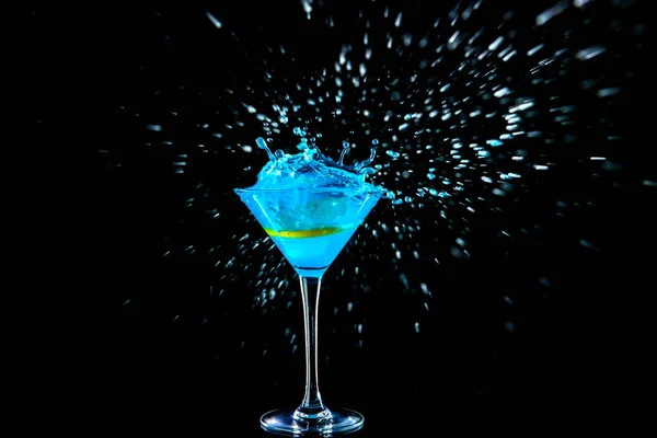 Glass of tasty cocktail with splash on dark background — Stock Photo, Image