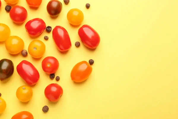 Different fresh tomatoes on color background — Stock Photo, Image