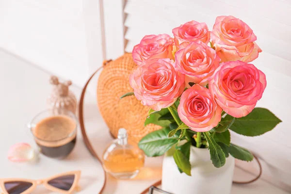 Jarrón con hermosas flores de rosas en la mesa, primer plano —  Fotos de Stock