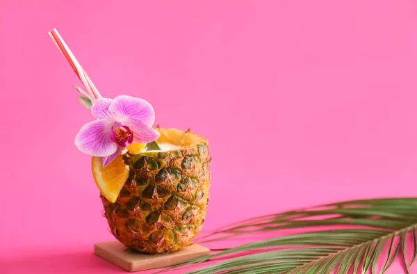 ( 영어 ) Tasty Pina Colada cocktail on color background — 스톡 사진