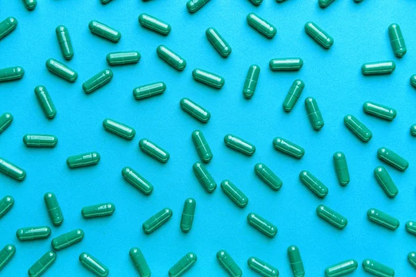 Spirulina Pillen auf farbigem Hintergrund — Stockfoto