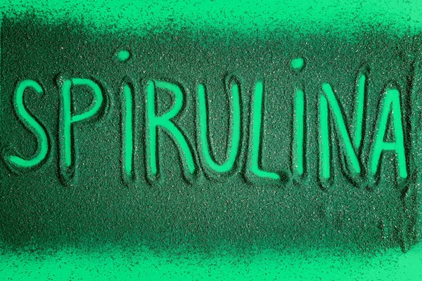Word Spirulina készült por színes háttér — Stock Fotó