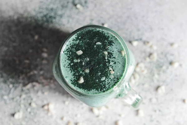 Mason jar of healthy spirulina smoothie on table — Stock Photo, Image