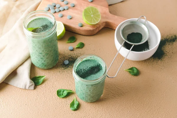 Glasses of healthy spirulina smoothie on table — Stock Photo, Image
