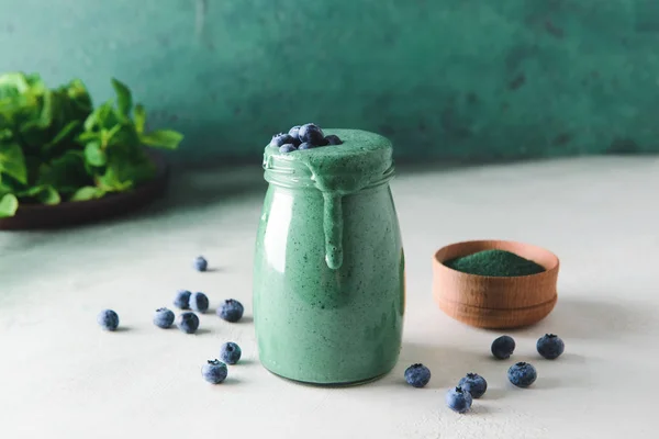 Jar of healthy spirulina smoothie on table — Stock Photo, Image