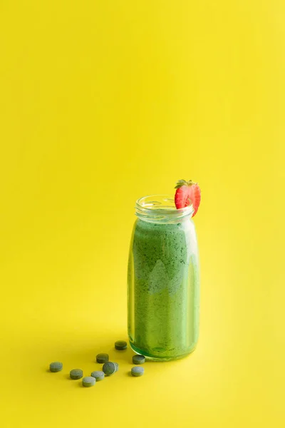 Μπουκάλι υγιεινό smoothie Spirulina σε χρώμα φόντο — Φωτογραφία Αρχείου