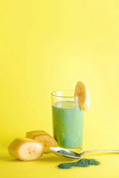 Glass of healthy spirulina smoothie on color background — Stock Photo, Image