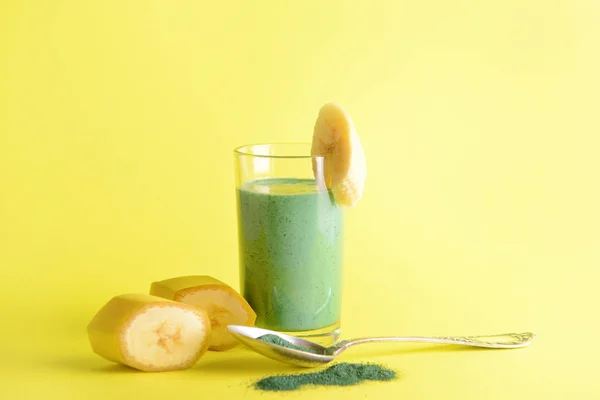 Ποτήρι από υγιεινό smoothie spirulina σε χρώμα φόντο — Φωτογραφία Αρχείου