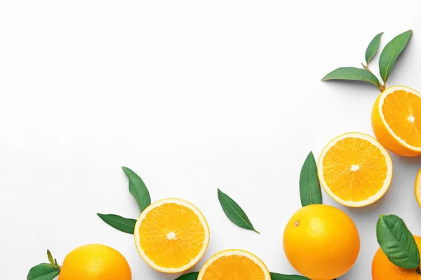 白の背景に熟したオレンジ — ストック写真