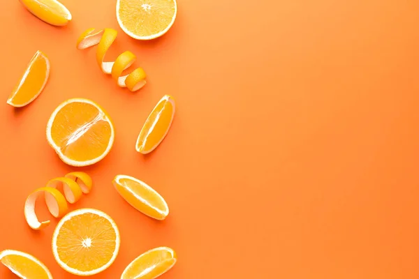 Rodajas naranjas maduras sobre fondo de color — Foto de Stock