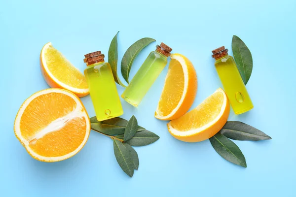 Композиція з апельсиновою ефірною олією на кольоровому фоні — стокове фото