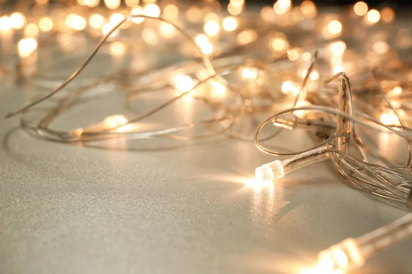 Luzes de Natal bonitas no fundo branco, close-up — Fotografia de Stock