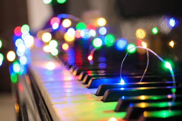 Clavier pour piano avec lumières de Noël, gros plan — Photo