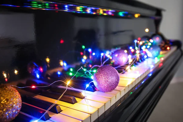 Teclado para piano con decoración navideña, primer plano —  Fotos de Stock