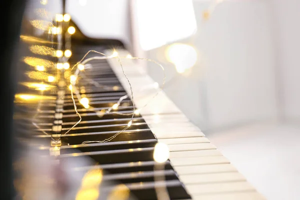 Teclado de piano con luces de Navidad, primer plano — Foto de Stock