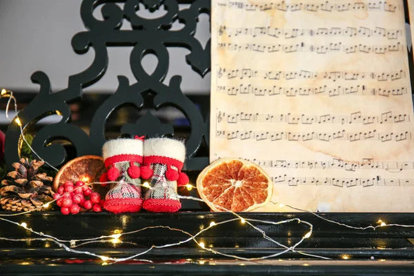 Piano met kerstdecor en bladmuziek, close-up — Stockfoto