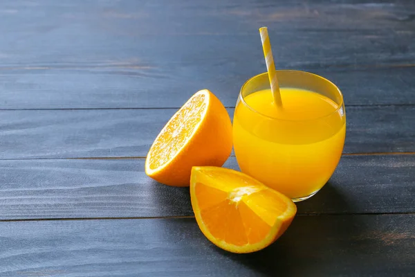 Verre de jus d'orange frais sur table en bois — Photo