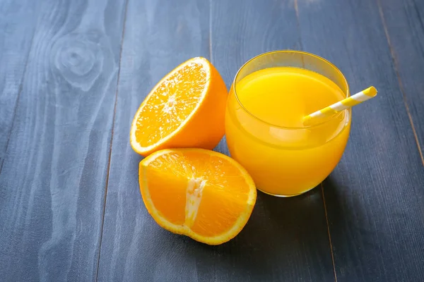 Verre de jus d'orange frais sur table en bois — Photo