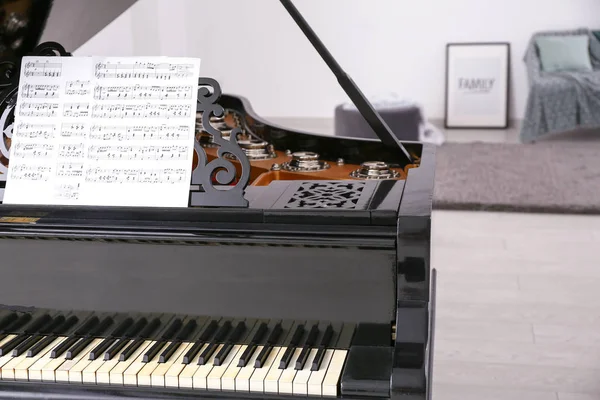 Elegante piano de cauda na sala de luz — Fotografia de Stock