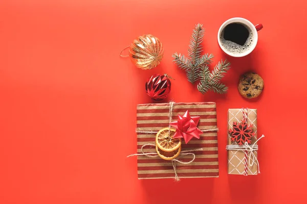 Schöne Weihnachtskomposition mit Tasse Kaffee und Geschenken auf farbigem Hintergrund — Stockfoto