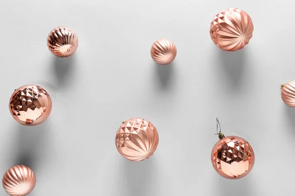 Красиві різдвяні кульки на білому тлі — стокове фото
