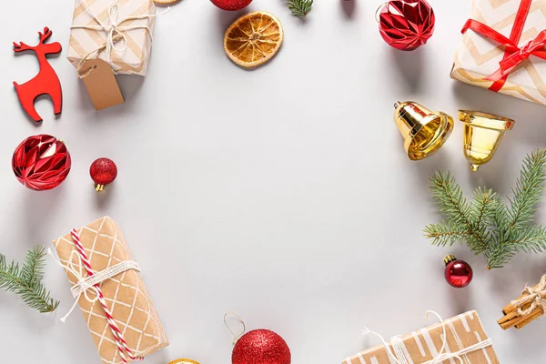 Ram gjord av juldekor och presenter på ljus bakgrund — Stockfoto