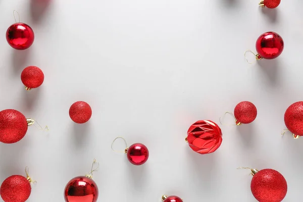 Hermosas bolas de Navidad sobre fondo claro — Foto de Stock