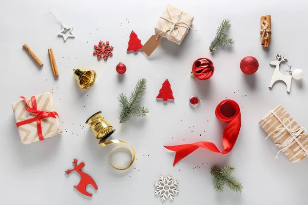 Schöne Weihnachtskomposition mit Geschenken auf hellem Hintergrund — Stockfoto