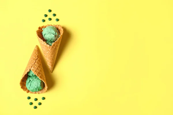 Waffle cones with tasty spirulina ice-cream on color background — Stock Photo, Image