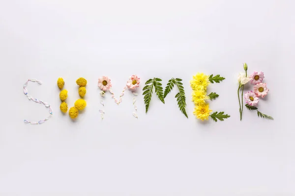 Palavra SUMMER feito de flores e folhas sobre fundo branco — Fotografia de Stock