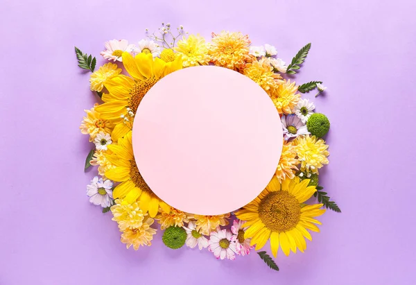 Beautiful composition with flowers and blank card on color background — Stock Photo, Image