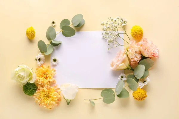 Vacker komposition med blommor och tomt kort på färg bakgrund — Stockfoto