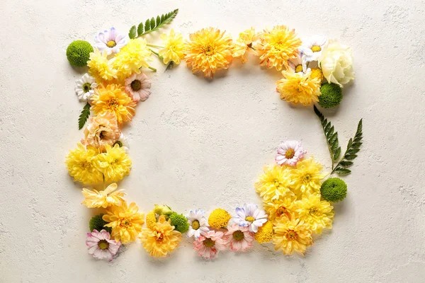 Mooie compositie met bloemen op lichte achtergrond — Stockfoto