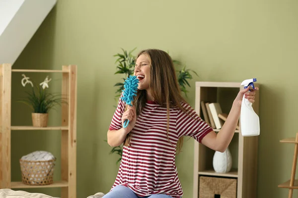 Beautiful young woman singing while cleaning her flat — Stock Photo, Image