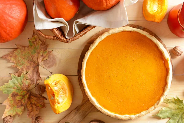 Sabroso pastel de calabaza en la mesa de madera — Foto de Stock