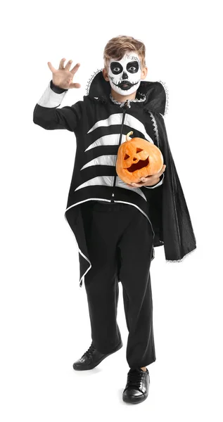 Menino em traje de Halloween e abóbora no fundo branco — Fotografia de Stock