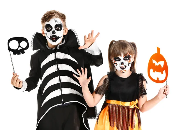 Niños pequeños en disfraces de Halloween sobre fondo blanco —  Fotos de Stock