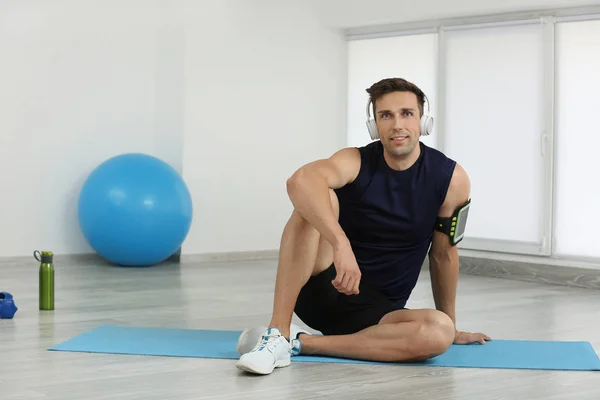 Sporty young man in gym — Stock Photo, Image