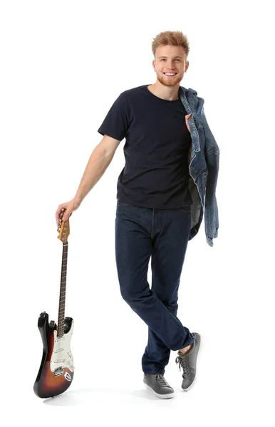 Bonito homem com guitarra sobre fundo branco — Fotografia de Stock